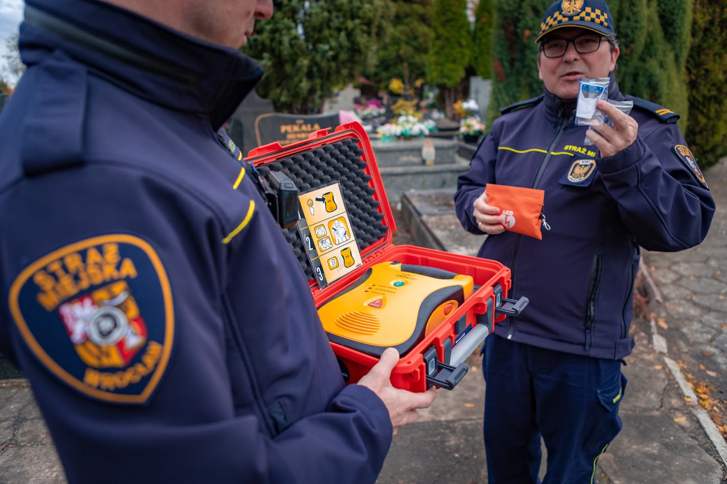 Defibrylatory AED w pobliżu wrocławskich cmentarzy – wsparcie bezpieczeństwa na czas Wszystkich Świętych