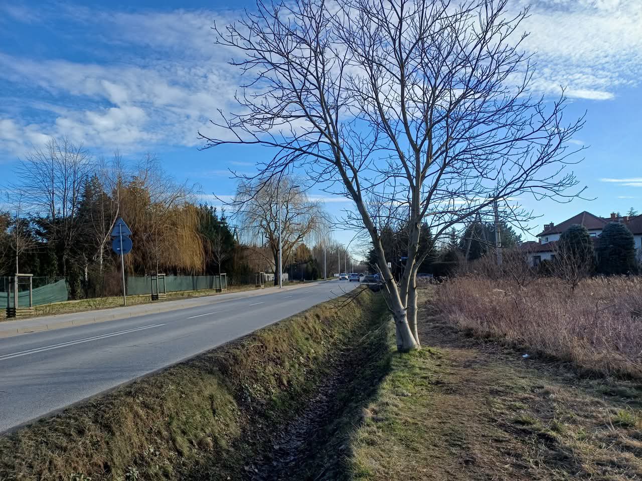 Koniec ze slalomem między samochodami. Ulica Kurpiów na Ołtaszynie zyska brakujący chodnik