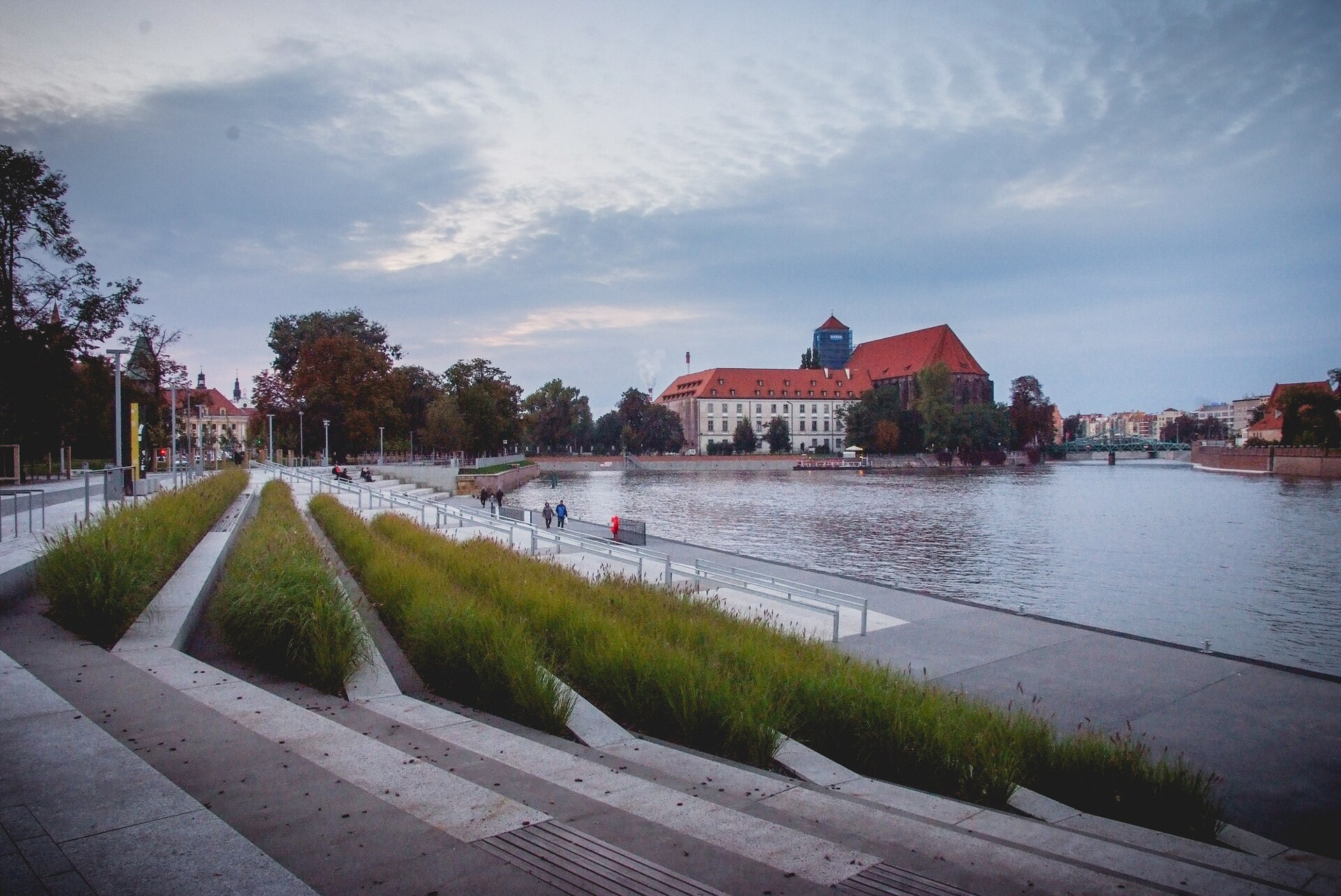 Wrocław wraca nad Odrę. Dlaczego nie wszystkie tereny nad rzeką idą w tym samym kierunku?